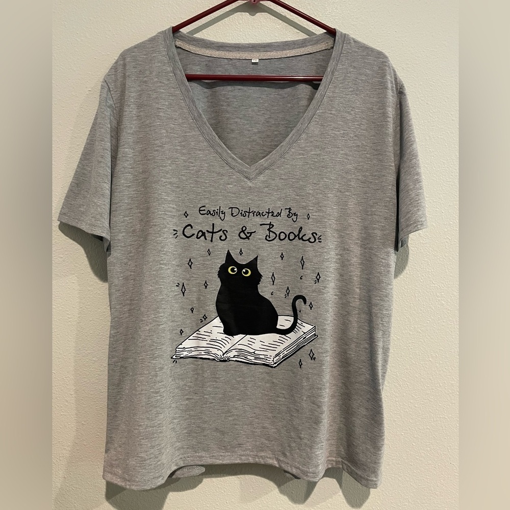 Gray V neck tee shirt. Cats & Books Novelty Size 1X